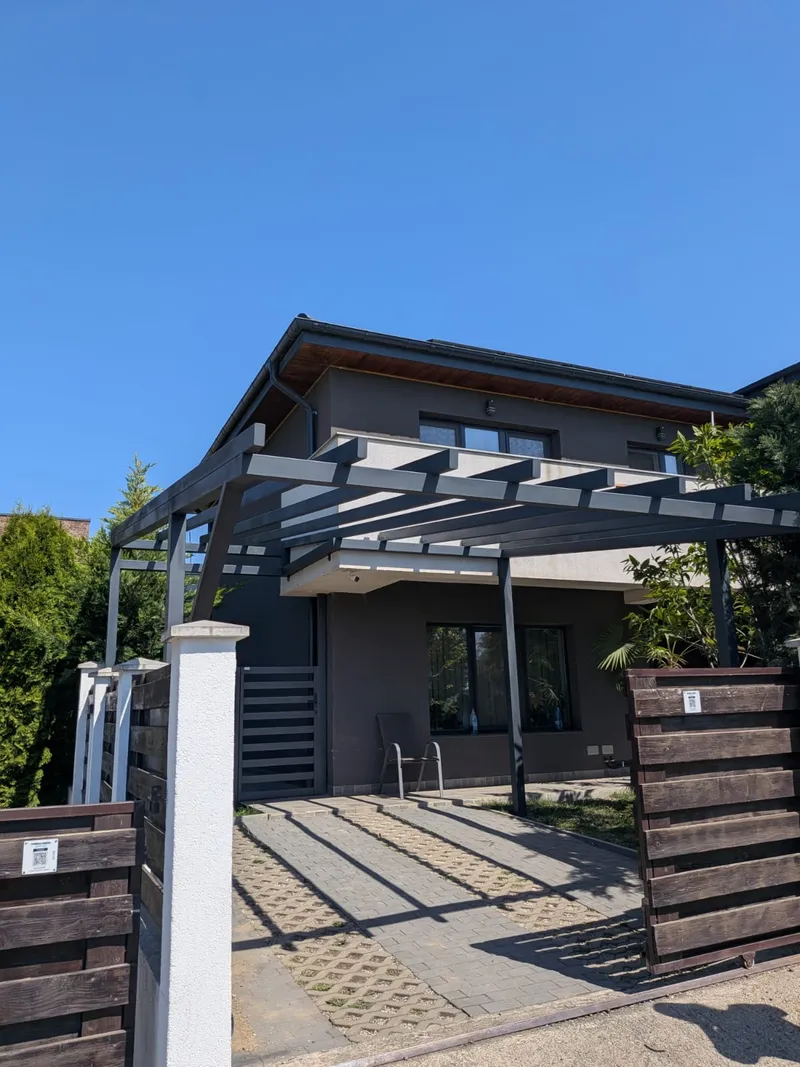 Pergola auto cu panouri fotovoltaice 3