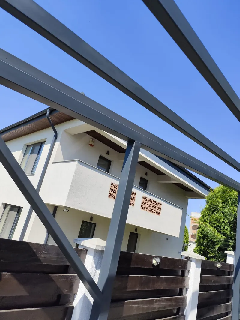 Pergola auto cu panouri fotovoltaice 9