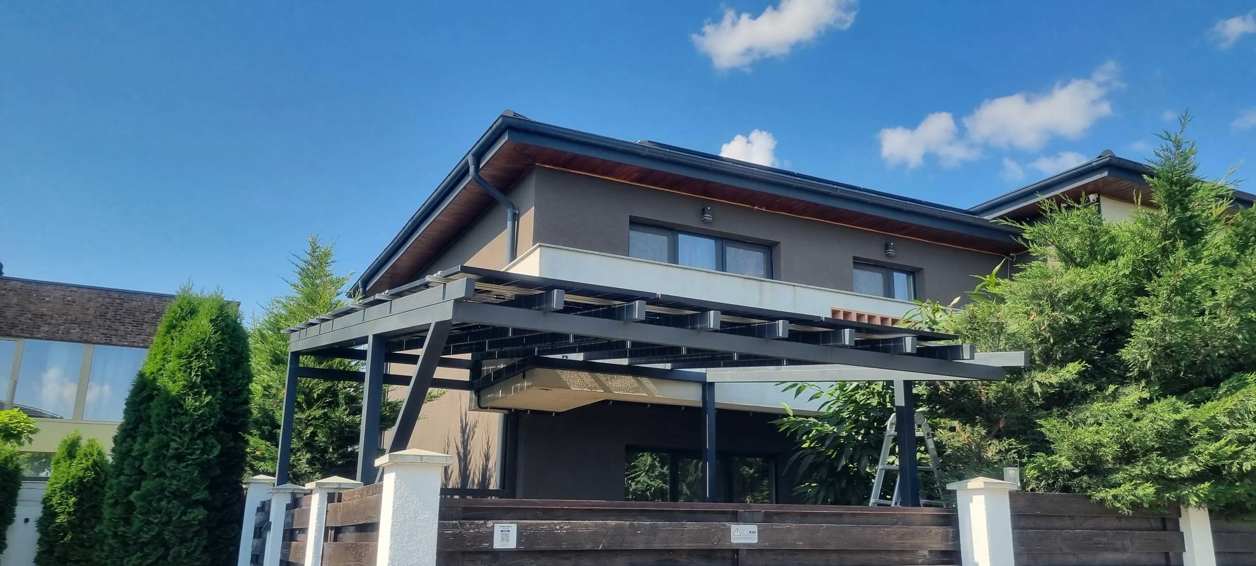 Pergola auto cu panouri fotovoltaice