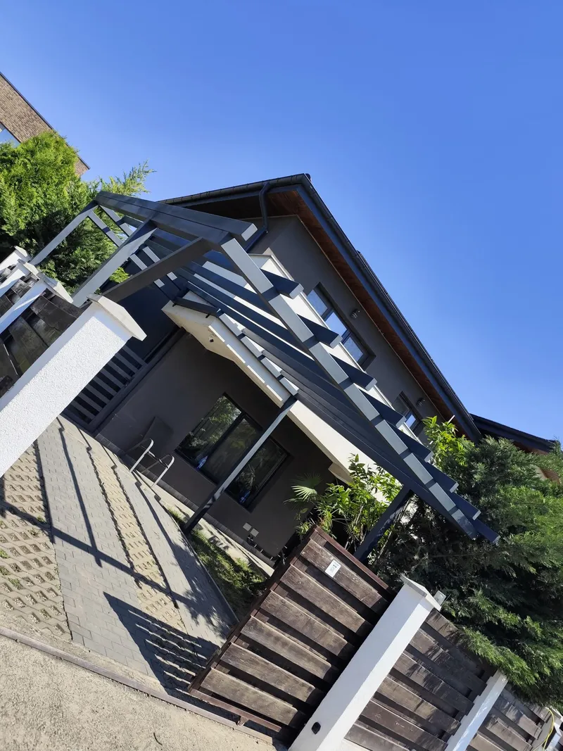 Pergola auto cu panouri fotovoltaice 4